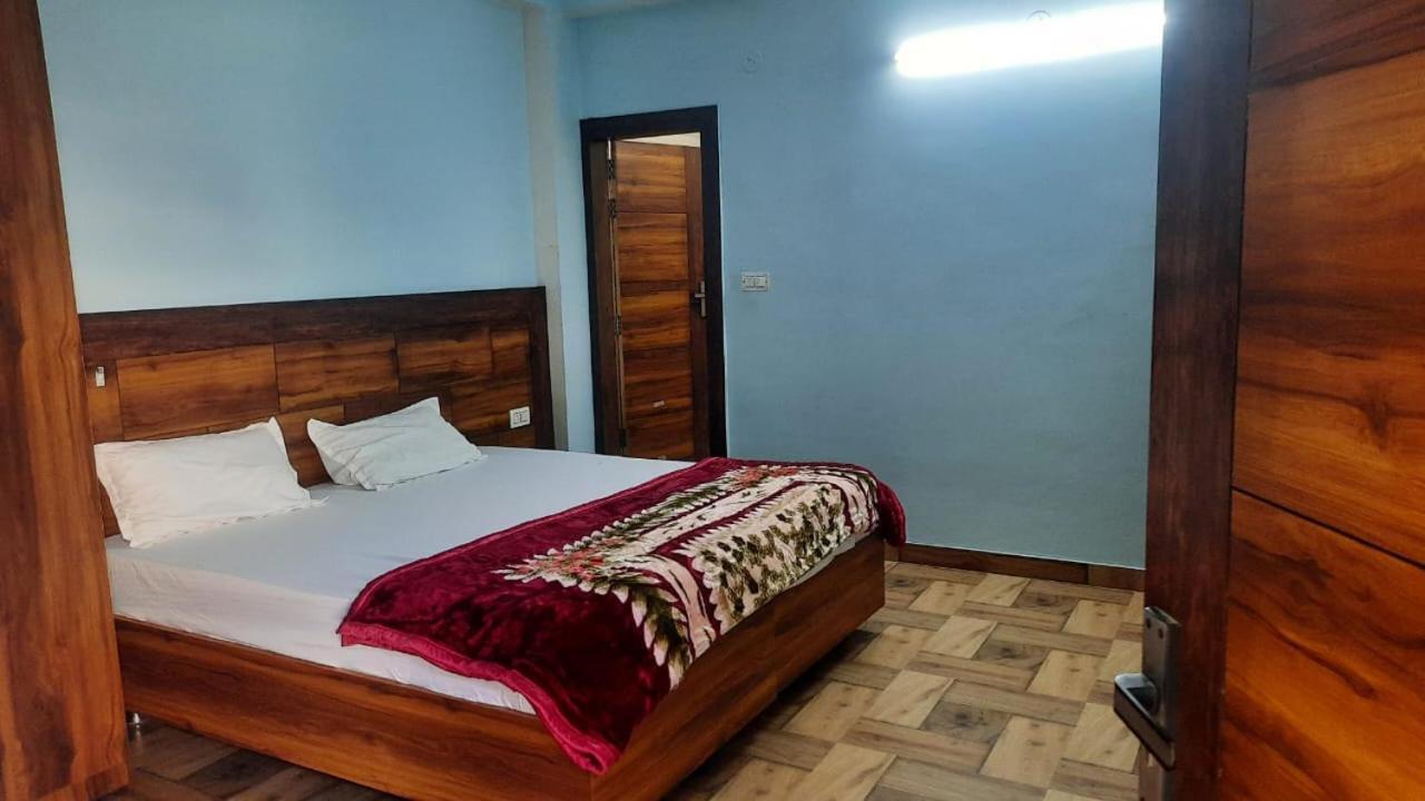 Crescent Moon Homestay Rishīkesh Buitenkant foto