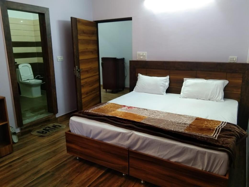 Crescent Moon Homestay Rishīkesh Buitenkant foto