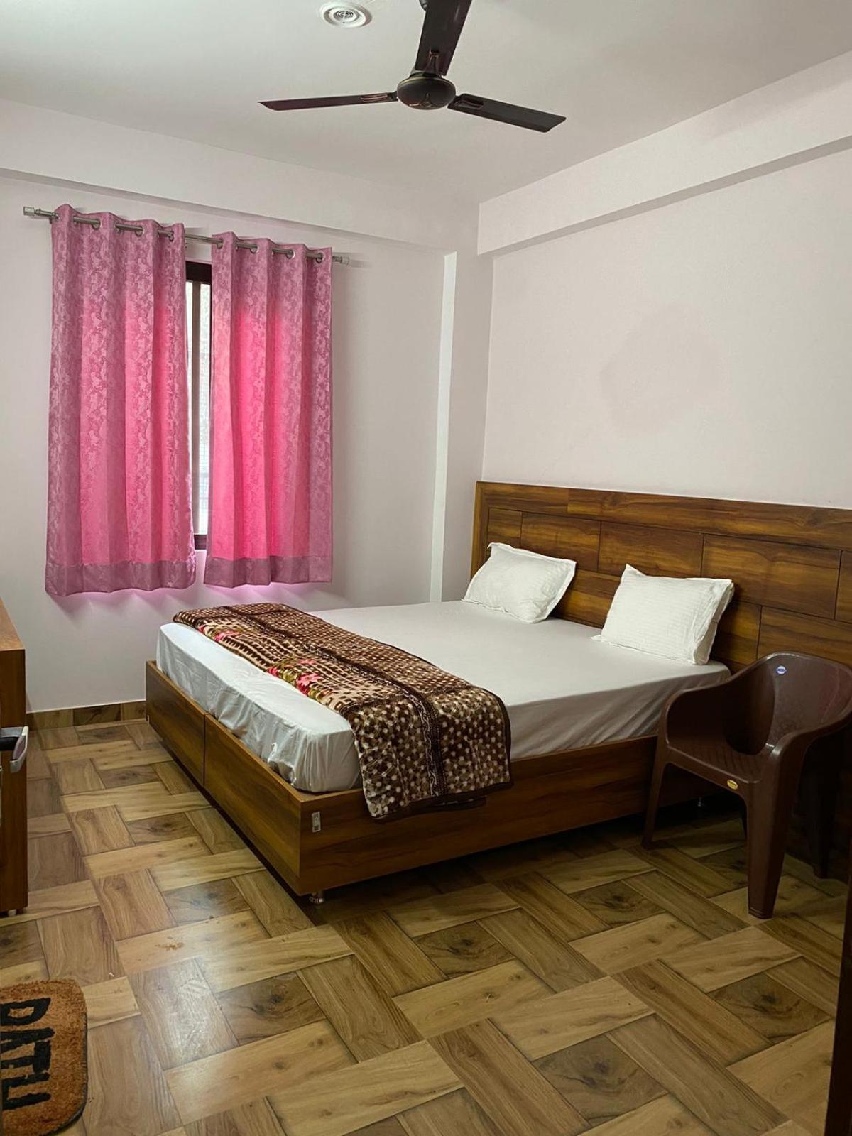 Crescent Moon Homestay Rishīkesh Buitenkant foto